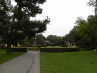 Die Gärten auf dem Petrin sind ideal, um mal vom lebhaften Treiben in der Stadt zu entspannen. Weit im Hintergrund ist die Hungermauer zu erkennen.