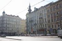 Prägend für die Prager Neustadt sind breite Straßen mit hohen Häuserfassaden