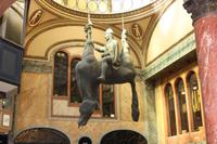 Persiflage auf das Wenzelsdenkmal in der Lucerna-Passage