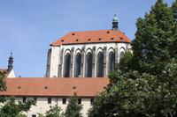 Vom Franziskanergarten hat man die beste Aussicht auf die Maria-Schnee-Kirche