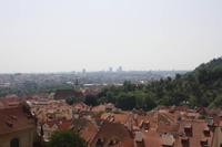 Die Dächer der Kleinseite. Links erhebt sich bewaldet der Petrin