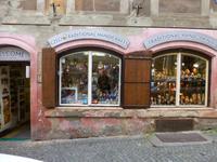 Es gibt jede Menge Geschäfte für Holzpuppen in der Nerudagasse