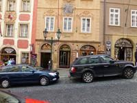 In der Nerudagasse steht alles ein wenig schräg