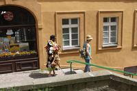 Wenn es nicht warm genug sein kann, dann zieht man eben die Plüschtiere der Schwester an