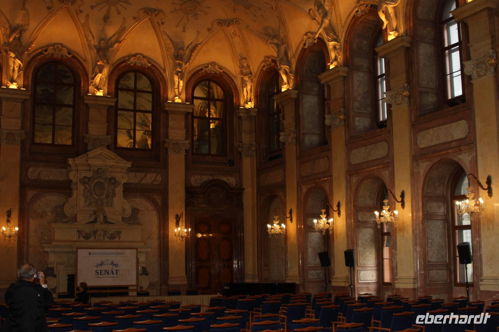 Der eindrucksvolle Festsaal des Wallenstein-Palastes