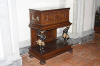 Alte Möbelstücke im Wallenstein-Palast