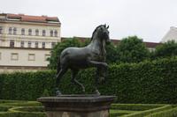 Pferdeskulptur im Wallenstein-Garten