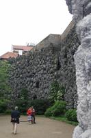 Die Tropfsteine wurden aus Dachziegeln gefertigt, die mit Kalkputz beträufelt wurden