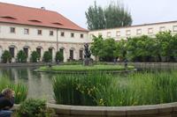 Großer Teich und Reiterschule im Wallenstein-Garten
