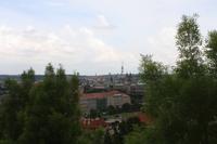 Blick von der Burg zum Prager Fernsehturm auf dem Vitkov-Hügel