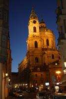 St. Niklas-Dom auf der Kleinseite bei Nacht