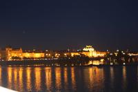 Ufer von Altstadt und Neustadt mit dem Nationaltheater bei Nacht