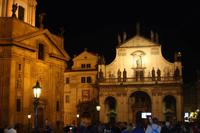 Links die Franz-von-Assisi-Kirche, vorne die Salvatorkirche