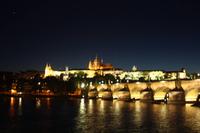 Prager Burg und Karlsbrücke bei Nacht