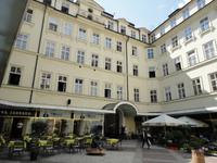 Innenhof des älteste Mietshauses Prags