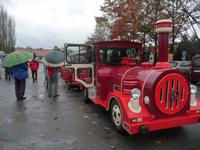 Mit der Schloßbahn ganz in Rot geht es hinauf zur Burg Hlouboka, auf deutsch: Frauenberg...
