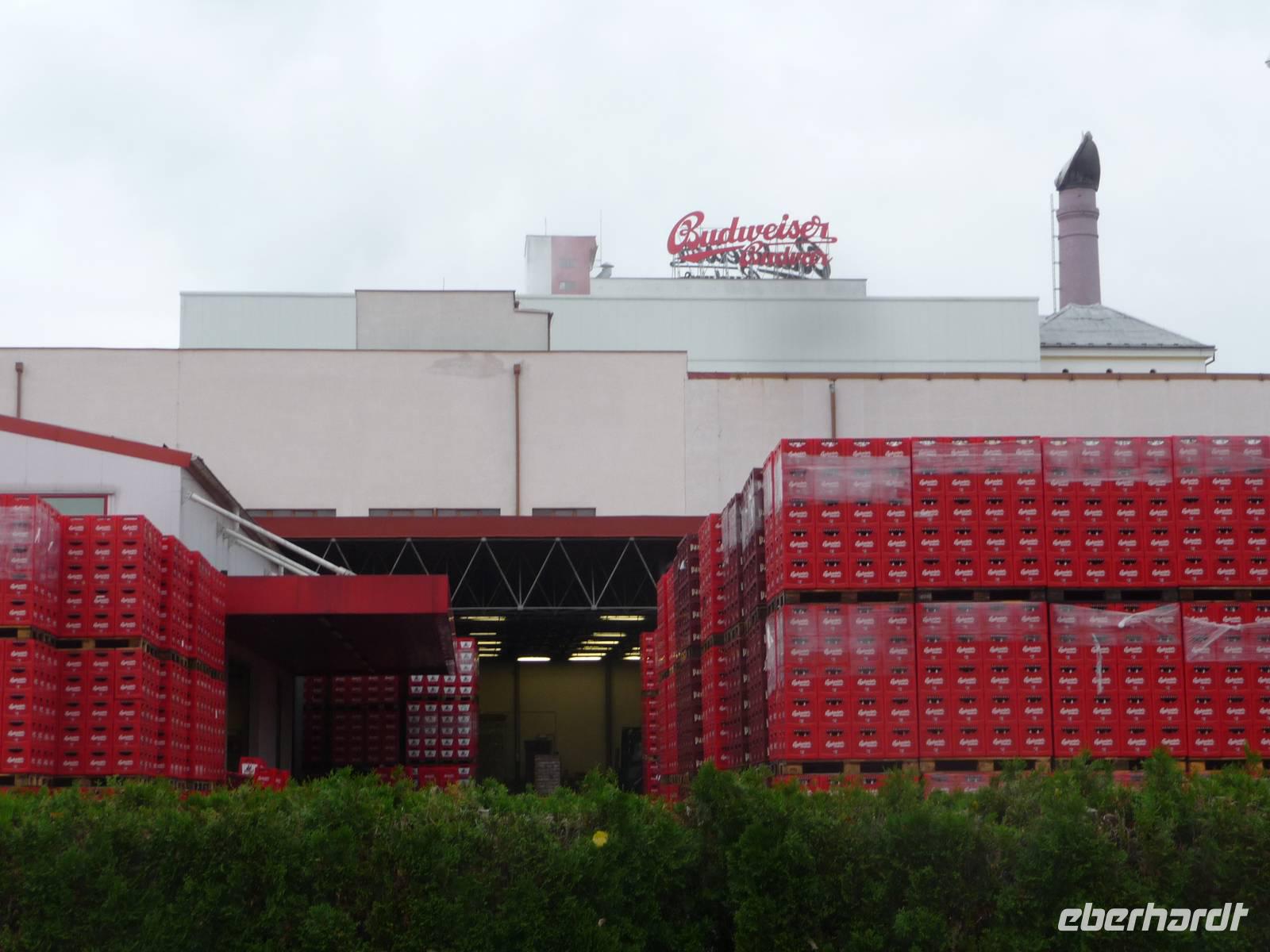Die roten Kisten gestapelt vor der Budweiser Lagerhalle.
