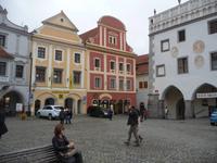 Schöne Laubengänge auf dem Marktplatz von Krumau, rechts das Foltermuseum  ...