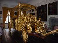 Im Schloß kündet diese vergoldete Kutsche von ehemaliger Pracht und Herrlichkeit.