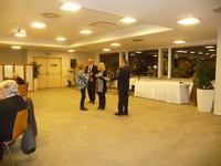 Die Gewinner bekommen von der Reiseleiterin Anke ihren Preis überreicht.