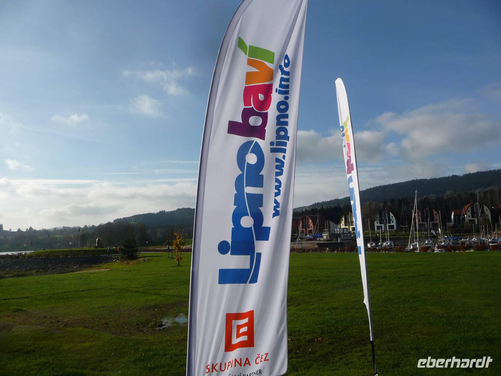 Farbige Wimpel lassen ahnen, was hier im Sommer an Wassersport los ist.