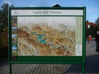 Die Ansicht des Moldaustausees eingebettet in die Berglandschaft Südböhmens.