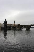 Moldauschifffahrt mit Blick auf die Karlsbrücke