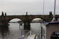 Moldauschifffahrt mit Blick auf die Karlsbrücke