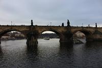 Moldauschifffahrt mit Blick auf die Karlsbrücke