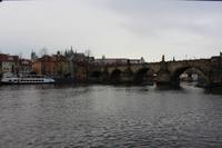 Moldauschifffahrt mit Blick auf die Karlsbrücke