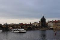 Moldauschifffahrt mit Blick auf die Karlsbrücke