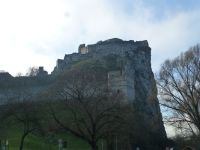 Die Burg Theben trohnt über dem Zusammenfluss von March und Donau.