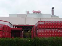 Die roten Kisten gestapelt vor der Budweiser Lagerhalle.