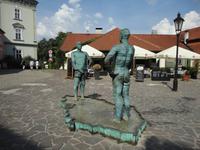 Kunst David Cernys - im Garten des Kafkamuseums