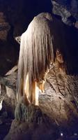 Sieht aus wie ein Wasserfall, ist aber Tropfstein in Punkva