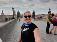Städtereise Prag - Reisebegleiterin Franzi auf der Karlsbrücke