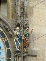 Und der Tod schwenkt seine Sanduhr und mahnt uns an die Stunden, die verrinnen und uns noch verbleiben.