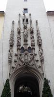 das Portal des Rathauses