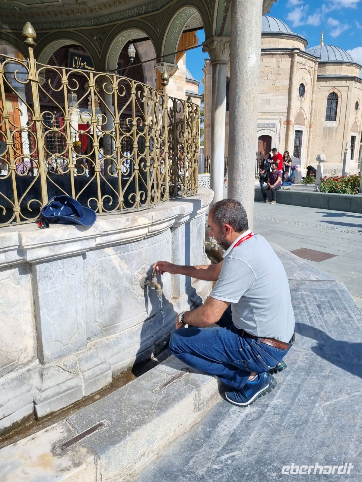 Konya - Mevlana Kloster (Reiseleiter Murat demonstriert uns die muslimische Gebetswaschung)