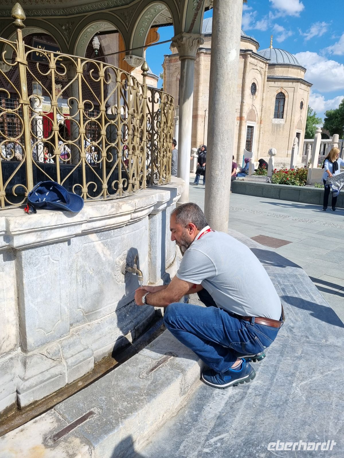Konya - Mevlana Kloster (Reiseleiter Murat demonstriert uns die muslimische Gebetswaschung)