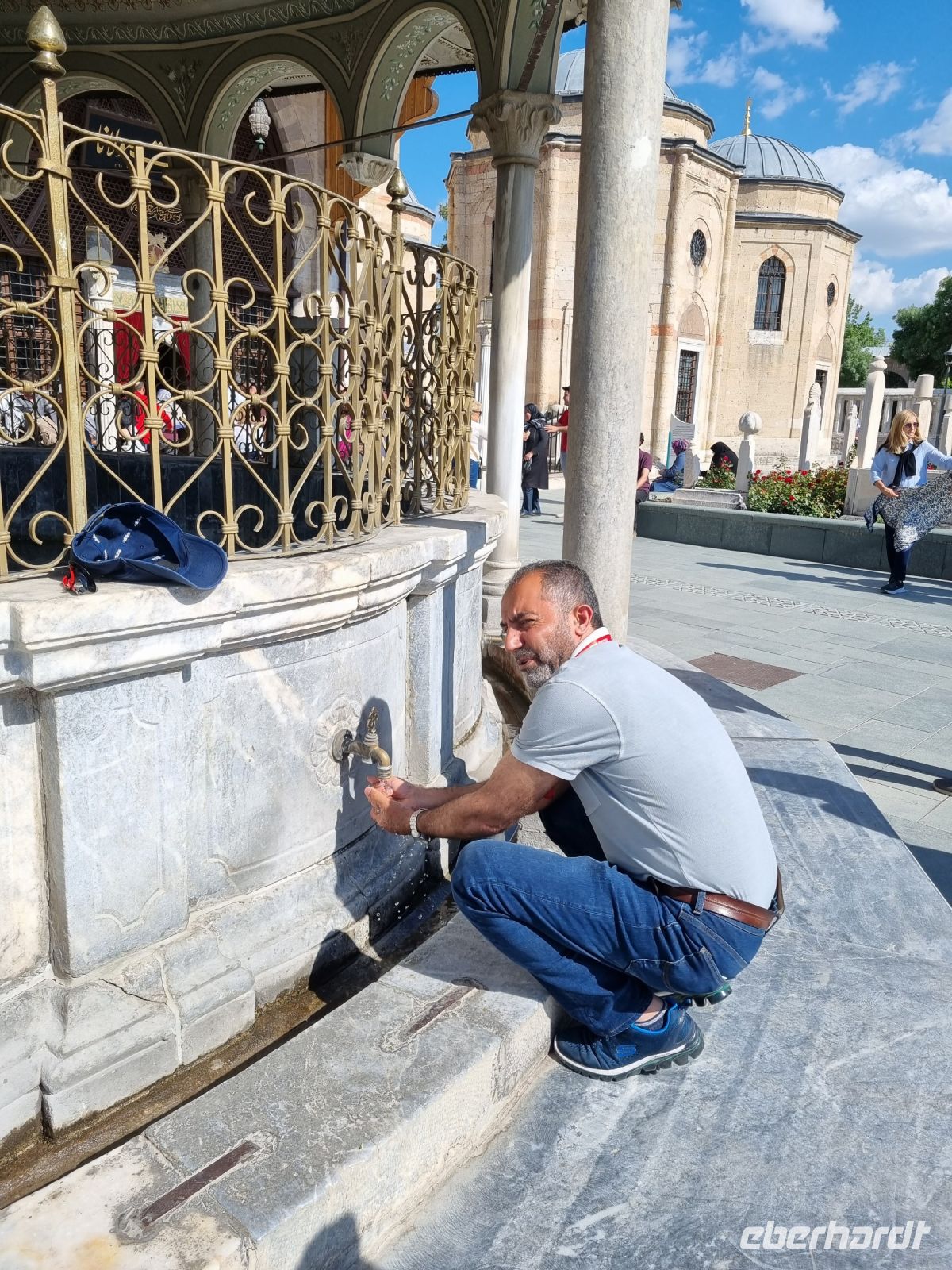 Konya - Mevlana Kloster (Reiseleiter Murat demonstriert uns die muslimische Gebetswaschung)
