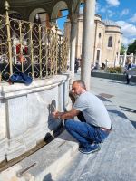 Konya - Mevlana Kloster (Reiseleiter Murat demonstriert uns die muslimische Gebetswaschung)