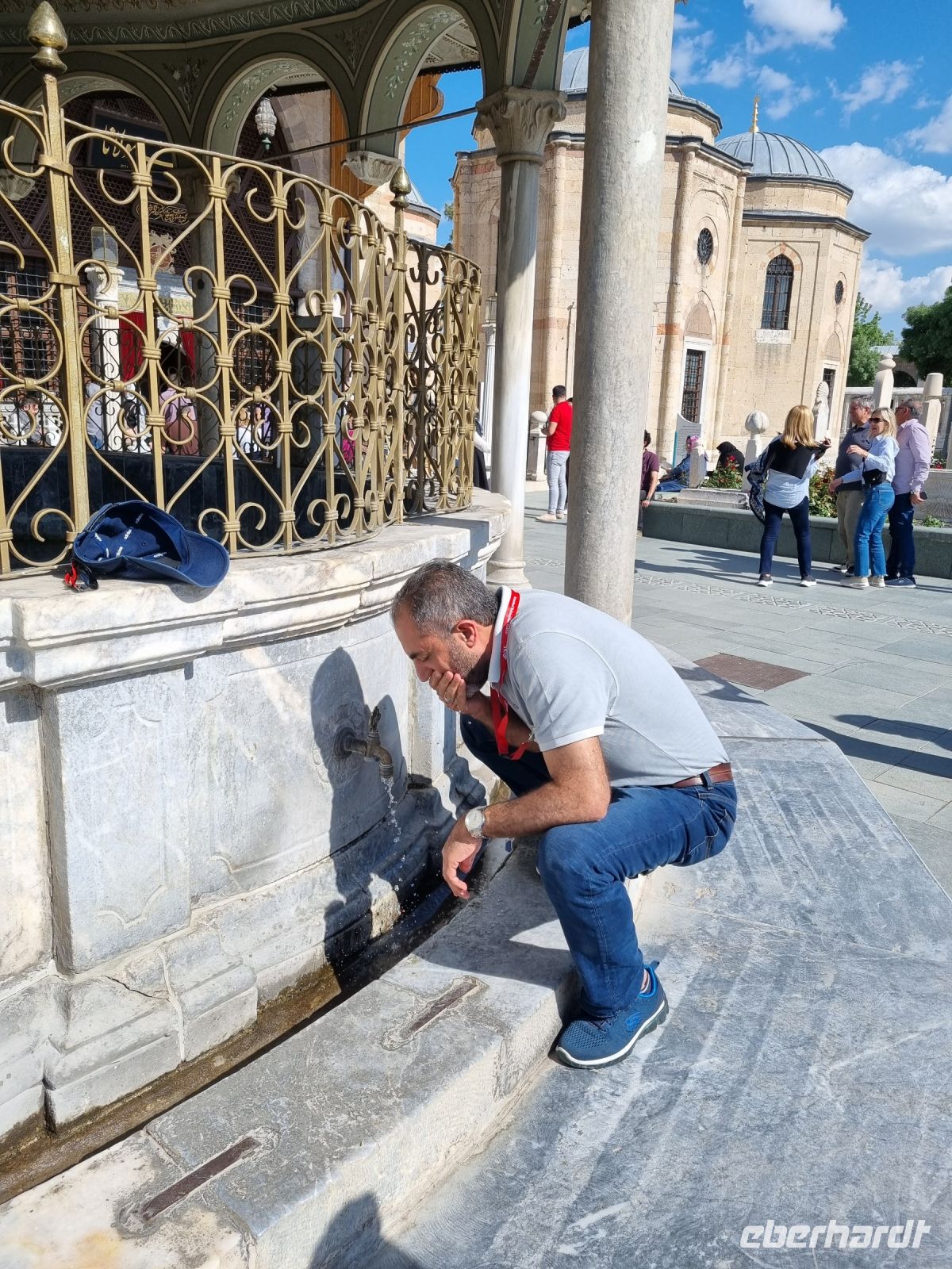 Konya - Mevlana Kloster (Reiseleiter Murat demonstriert uns die muslimische Gebetswaschung)