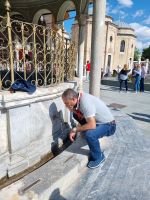 Konya - Mevlana Kloster (Reiseleiter Murat demonstriert uns die muslimische Gebetswaschung)