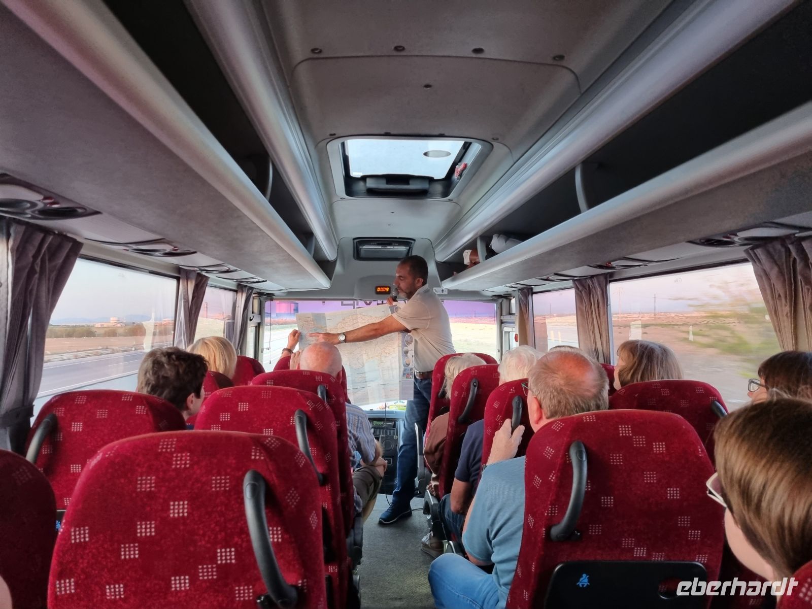 Erklärungen  im Bus durch Murat...