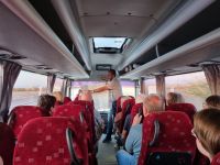 Erklärungen  im Bus durch Murat...