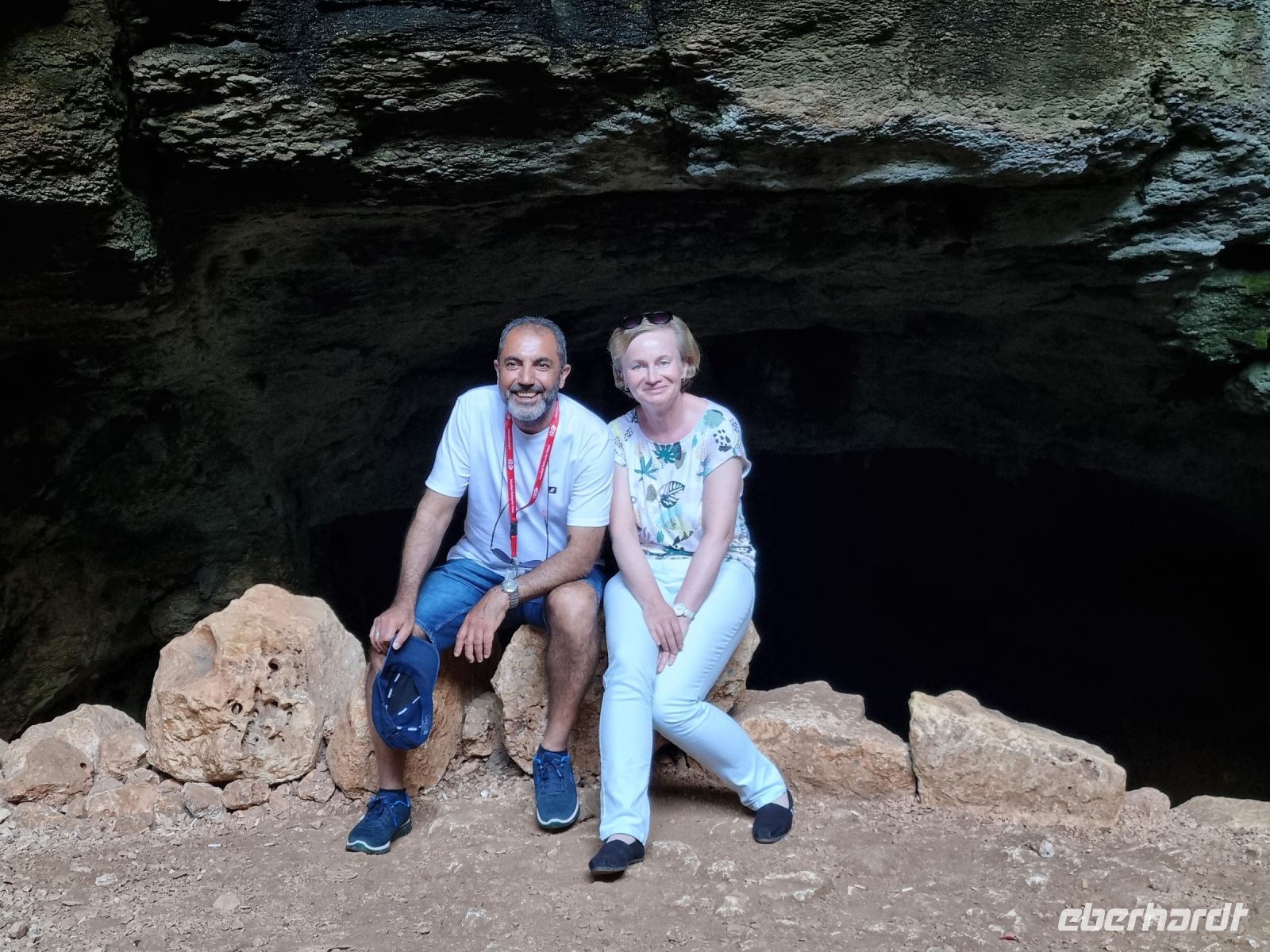 Korykischen Grotten an der türkischen Südküste (Reiseleiter Murat mit Reisebegleiterin Katrin)