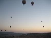 Kurz vor dem Sonnenaufgang im Himmel über Kappadokien
