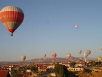 Blick vom Hotel auf sich zur Landung vorbereitende Ballone