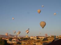 Blick vom Hotel auf sich zur Landung vorbereitende Ballone